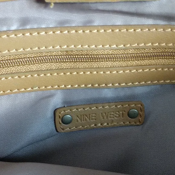 🎯 SOLD! - Nine West Vegan Leather Bag. Size 13x8" EUC! - Picture 4 of 16